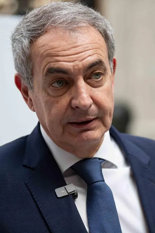 Un juez en España bloquea casi medio millón de euros de las cuentas de Zapatero