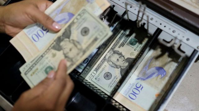 El dólar oficial cierra la semana al alza y se ubica en 526,86 bolívares