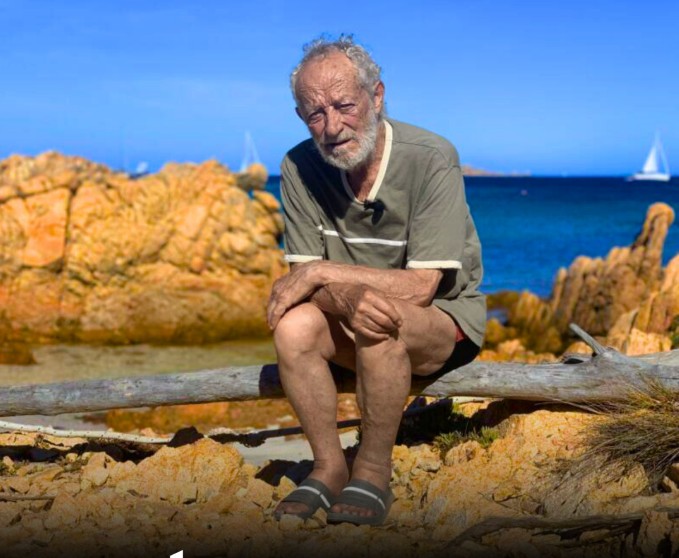 La historia del hombre que vivió 32 años solo en una isla italiana y tuvo que despedirse de su paraíso