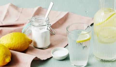 Receta para preparar un suero casero y evitar deshidratarte con las olas de calor