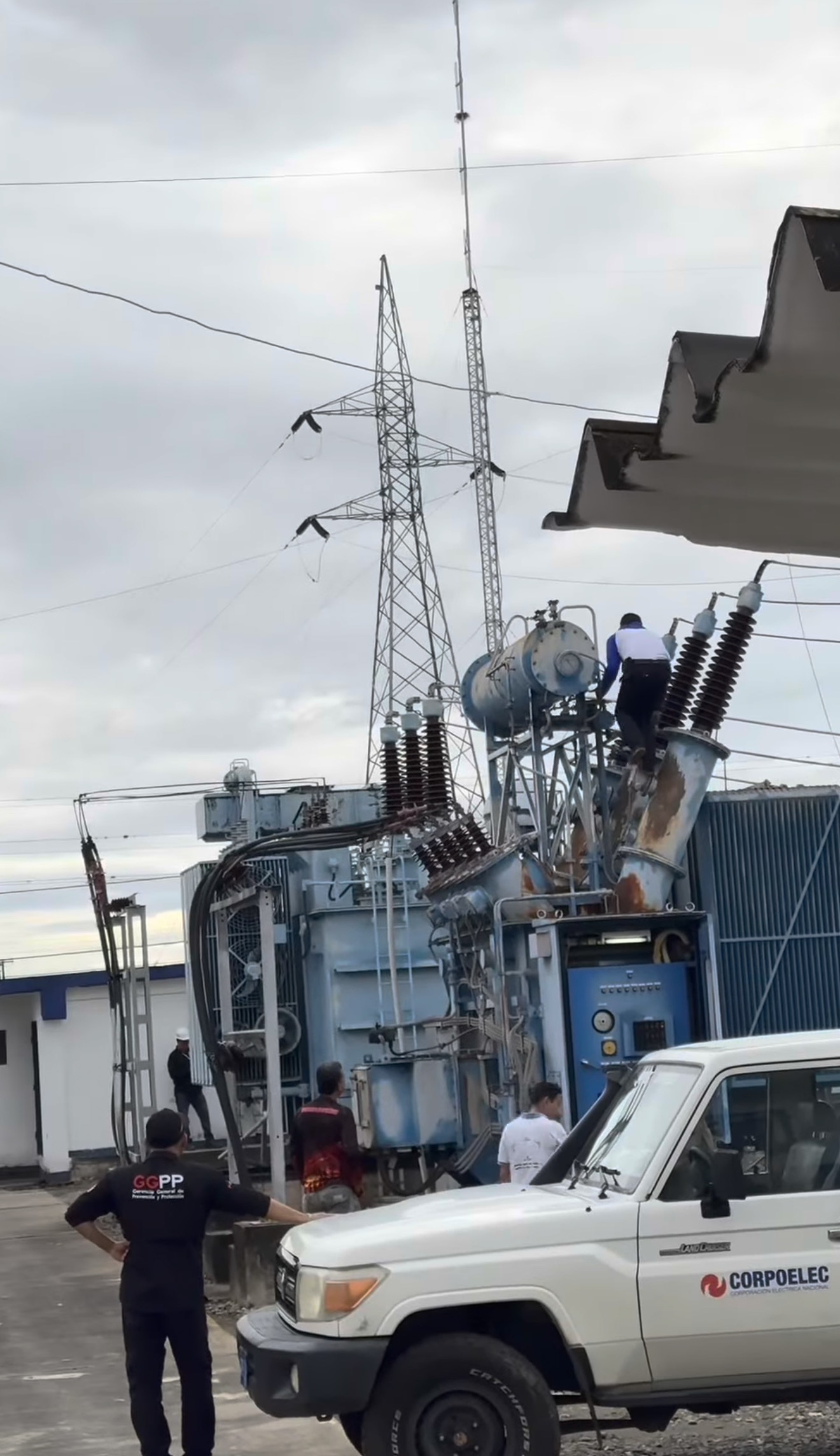 Transformador de potencia colapsó y dejó sin electricidad a gran parte de Socopó